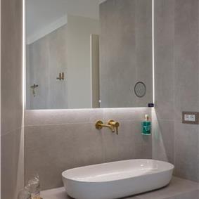 4 bedroom villa with heated pool and sea view in Vinišće, sleeps 8